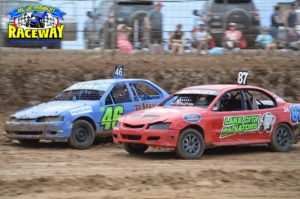 STREETIES: Kevin Apps pushes the cushion will Jayden Edwards runs the low line. M & L Speedway Photography